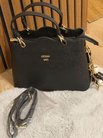 Guess Handtasche schwarz mit Umhängegurt neuwertig