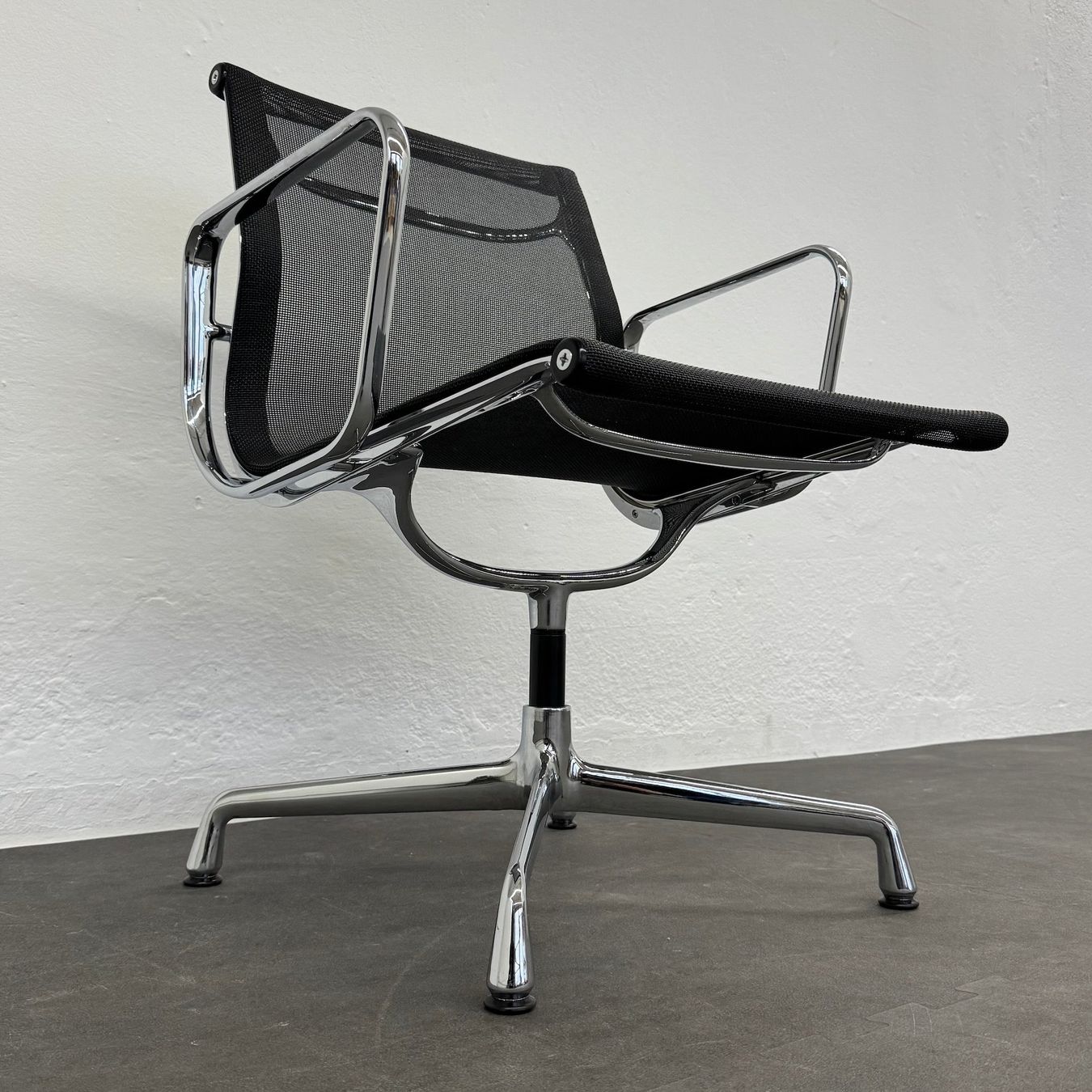 Sedie: Vitra Eames Alu Chair EA108 Netz – Usato da Schönenwerd venduto da mcofficeshop 5