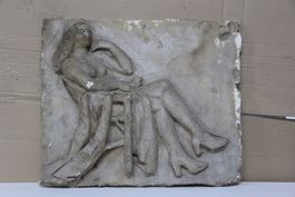 Aufreizene Dame, Gipsrelief von Franco Annoni