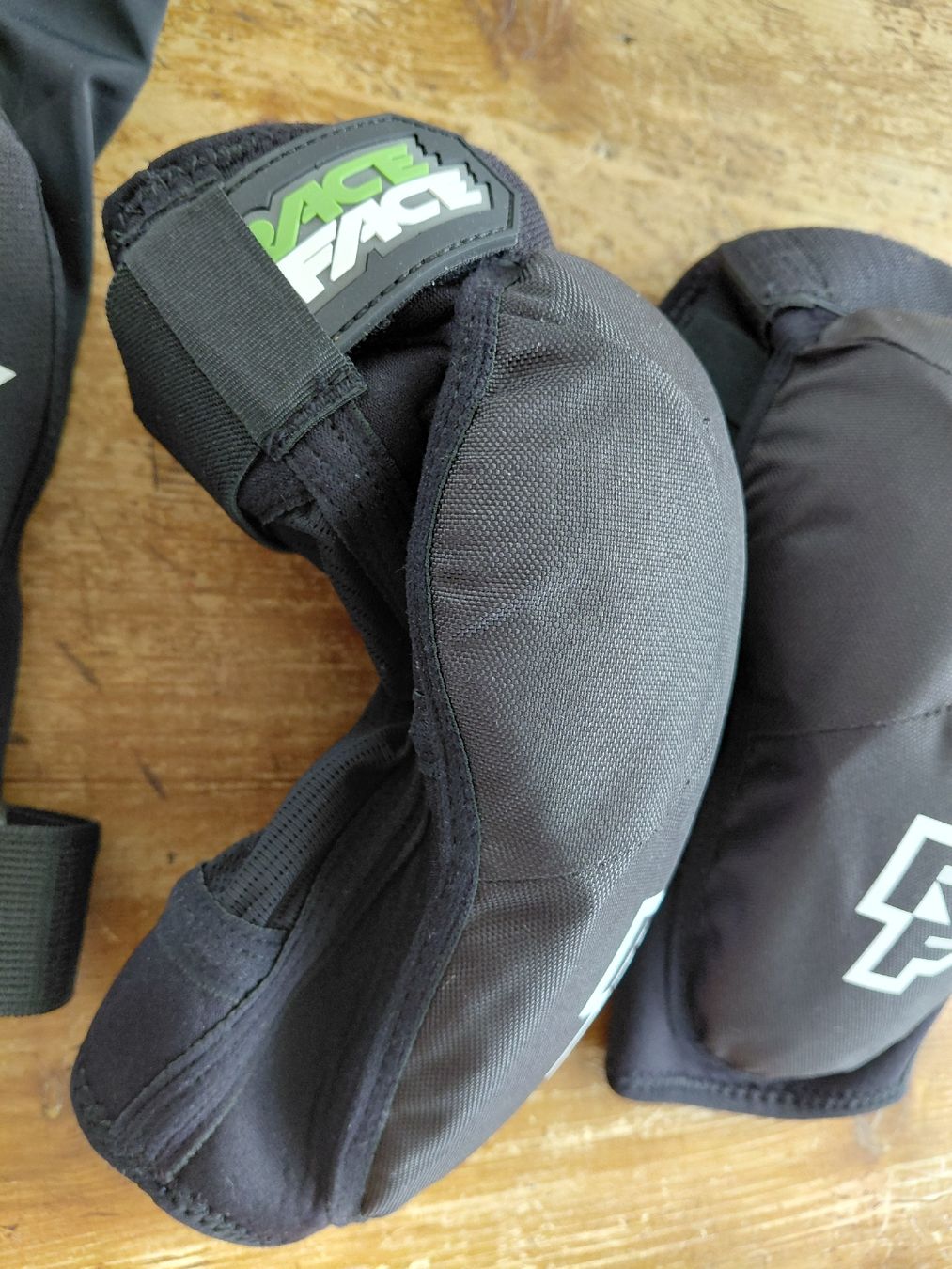 Race Face Schutz & Schoner: Ellbogen und Knieschoner MTB – Gebraucht aus Windisch von stiiine 2