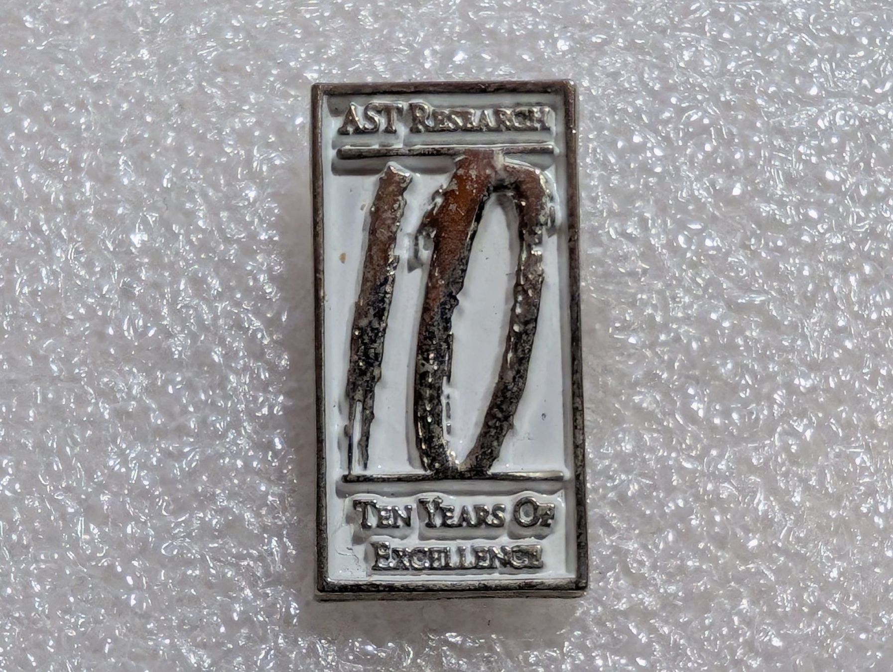 Plaketten & Abzeichen: Ansteckpin 267: AST Research – Gebraucht aus Oppligen von Pin-Fall-Shop