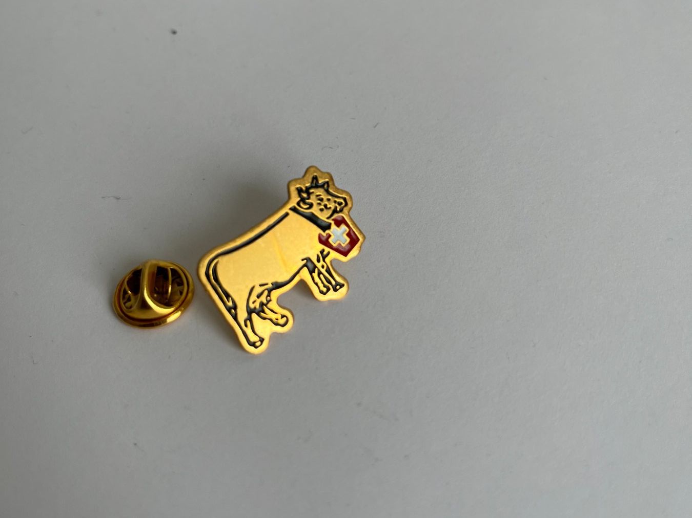 Swiss Placchette & Badge: Schweizer Kuh Anstecker Goldfarben 5cm. – Usato da Dietikon venduto da sch_w2tw