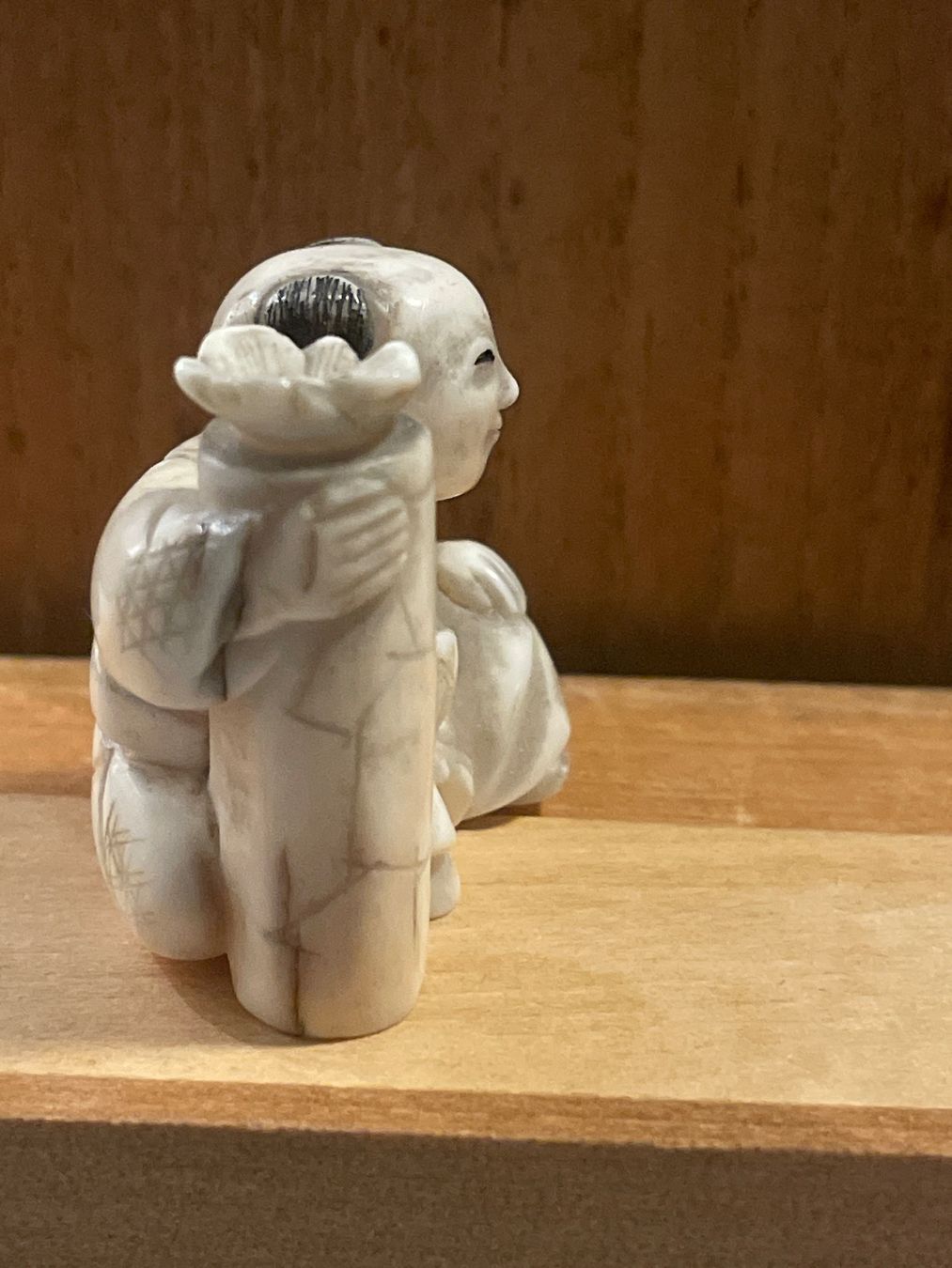 Statuette: Kleine Figur, sitzender Mann mit Flasche – Usato da Embrach venduto da Gauvain1 3