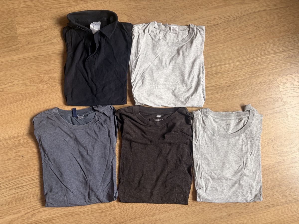 T-shirts: Uni T-Shirts – D'occasion à Mels par SarahMeier1999