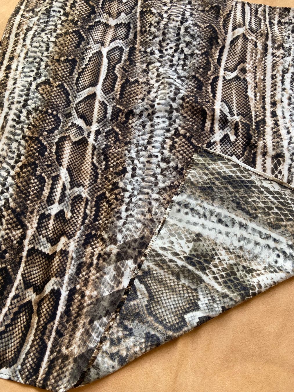 Foulards & écharpes: Carré De Soie/Foulard Imprimé Python 70 – Neuf (Voir description) à Les Breuleux par Ljldm01 1