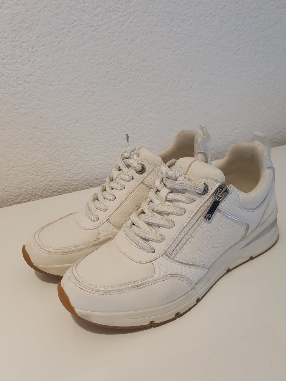 Tamaris Damenschuhe: NEUER SNEAKER TAMARIS - GR 38 – Gebraucht aus Thalheim an der Thur von LycaenaDispar