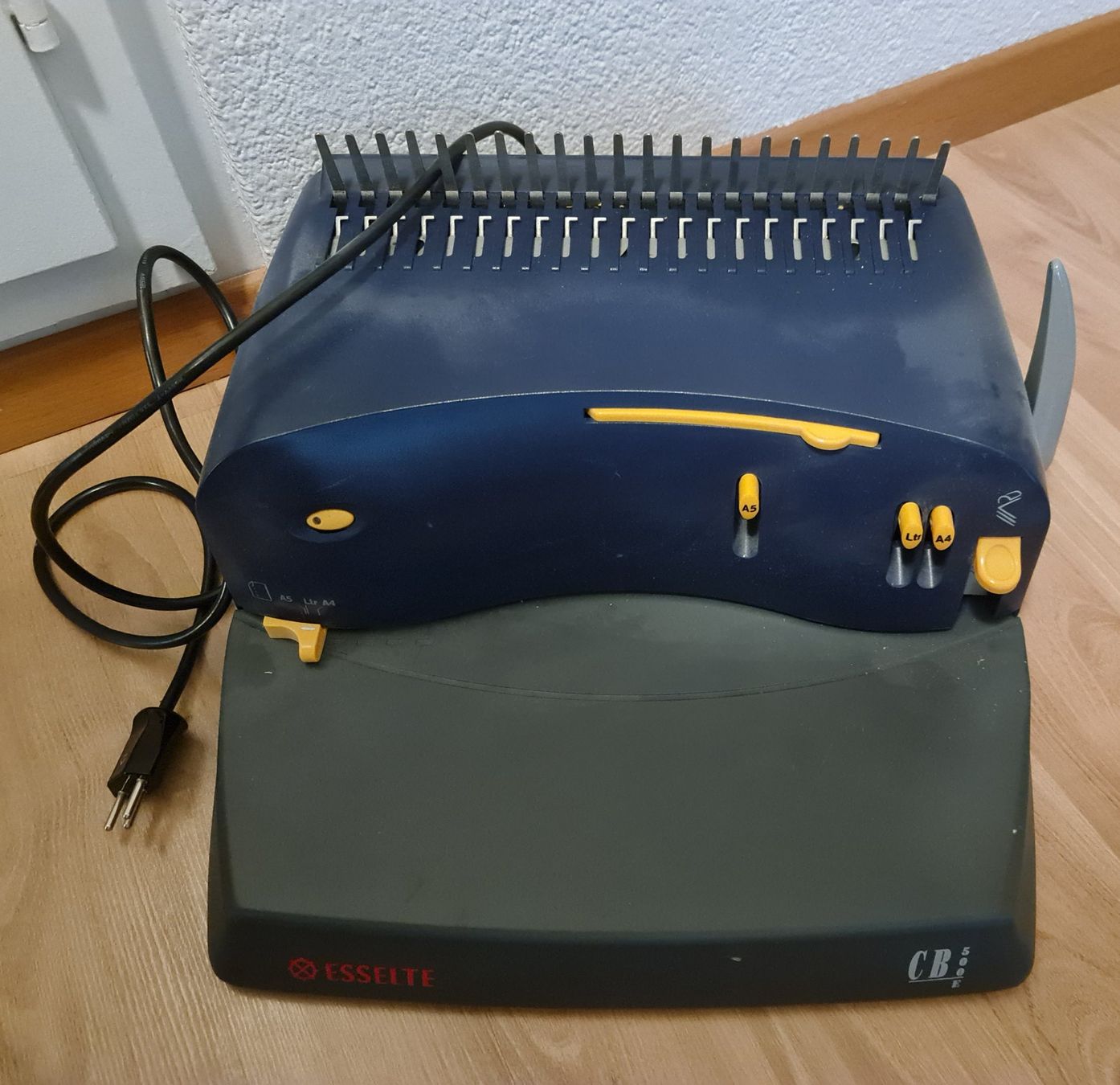 Macchine rilegatrici: Esselte Spiralbindegerät CB 500 E für Büro oder Hobby – Usato da Emmen venduto da Dirtsa