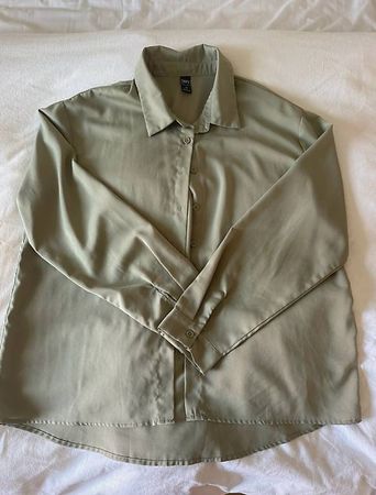 Oversize Hemd / Bluse in Salbeigrün  Satinoptik  Größe Lii