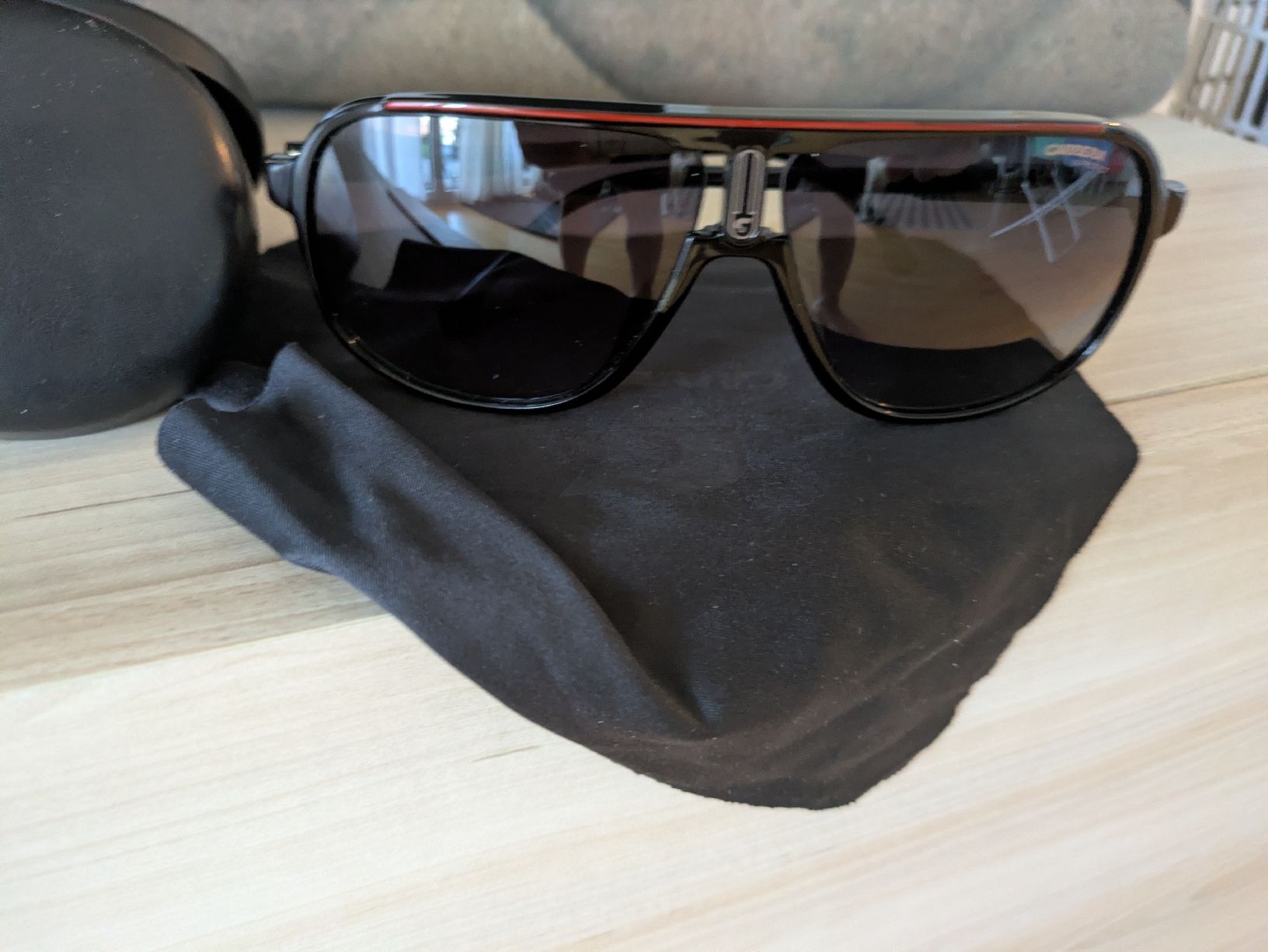 Carrera Lunettes & Verres: Occhiali da Sole Carrera neri con custodia – D'occasion à Untervaz par mar_2lgb