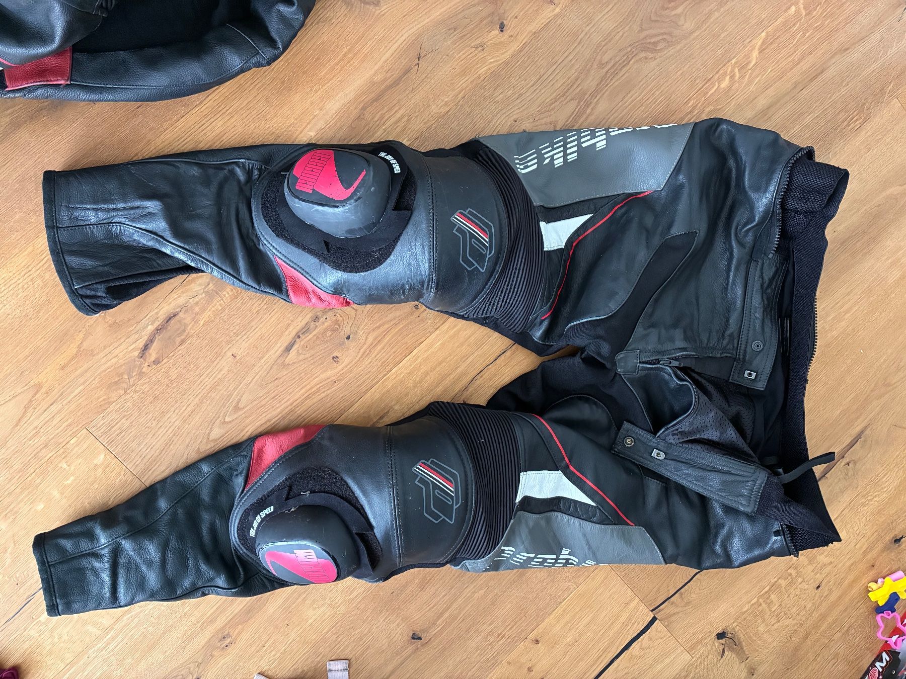 Costumes: Motorrad Leder kombi – D'occasion à Eichberg par BrendonR