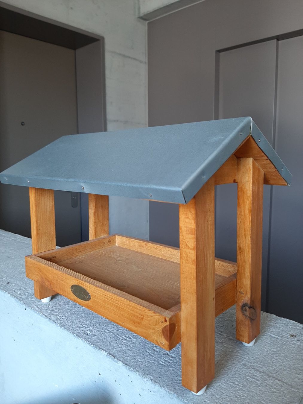 Casette per uccelli: Esschert Vogelfutterhaus mit Blechdach – Usato da Alpnach Dorf venduto da nightsdelight