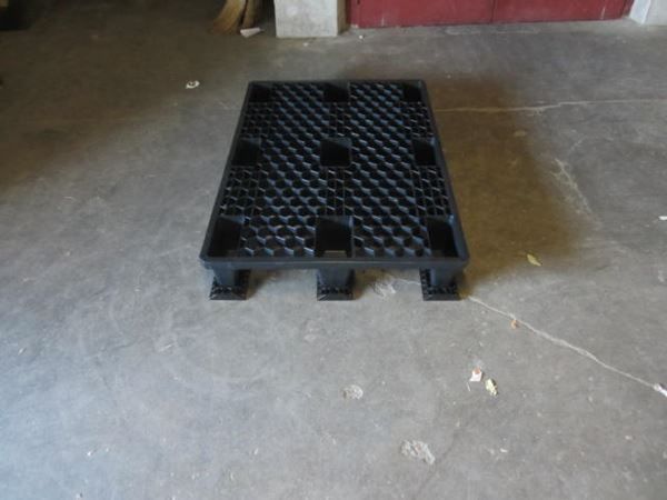 Pallets: Neue Kunststoffpaletten mit Kufen. – Nuovo (secondo la descrizione) da Kerns venduto da habri01 1