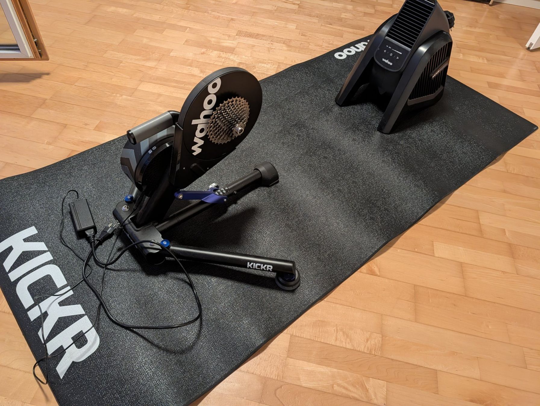 Wahoo Hometrainer: Wahoo Kickr Core Version 5 mit Headwind und Matte – Gebraucht aus Bonaduz von capricorno4058