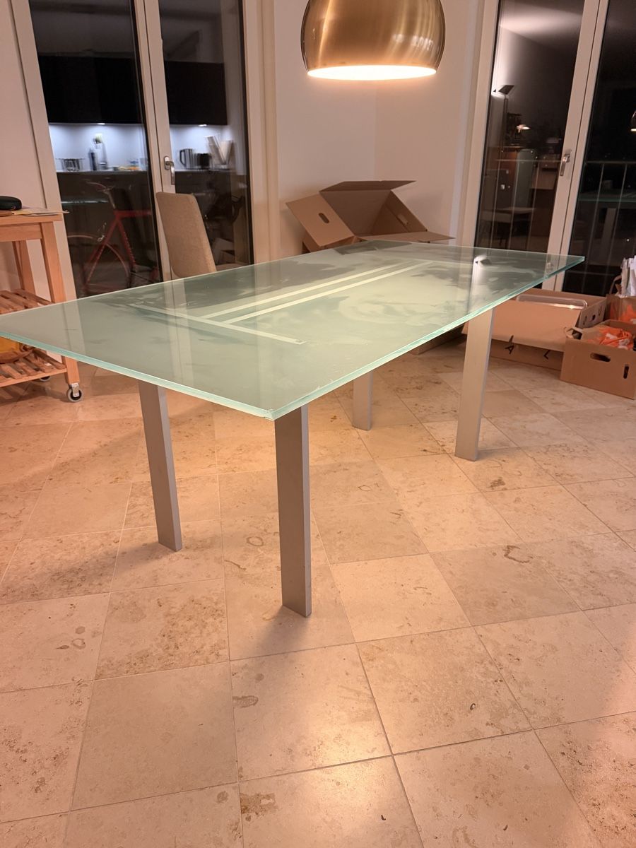 Tische: Designer Glastisch / Esstisch satiniert – Gebraucht aus Zürich von remarki