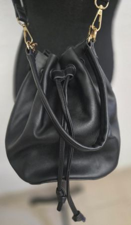 Schwarze Beuteltasche - 2 Tragevarianten - Kunstleder