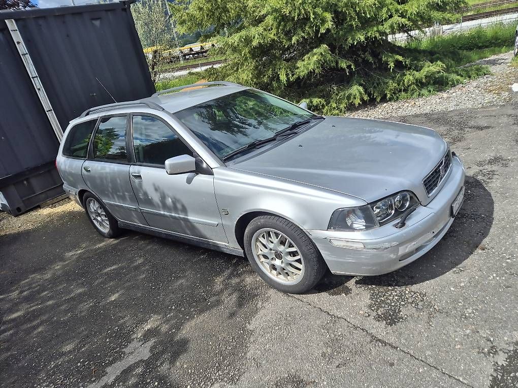 Automobili: Volvo V40 1.9 essence expertisée – Usato da Corseaux venduto da stu_hn9l 1