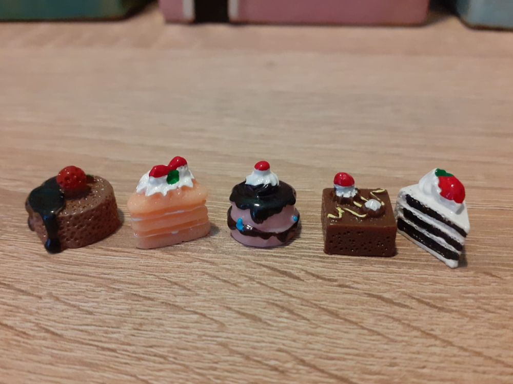 MyTinyWorld Puppenhaus Miniatur - Grüner Glasierter Kuchen Auf Tonplatte, Maßstab 1:12