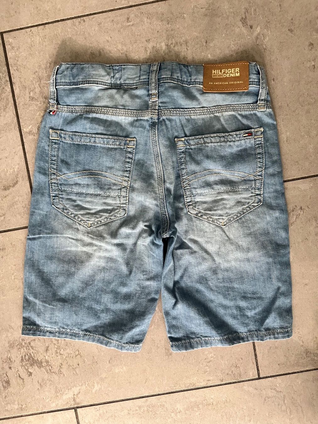 Tommy Hilfiger Pantaloni: Shorts Hilfiger Gr. 140 – Usato da Bolligen venduto da chaetzli1133 1