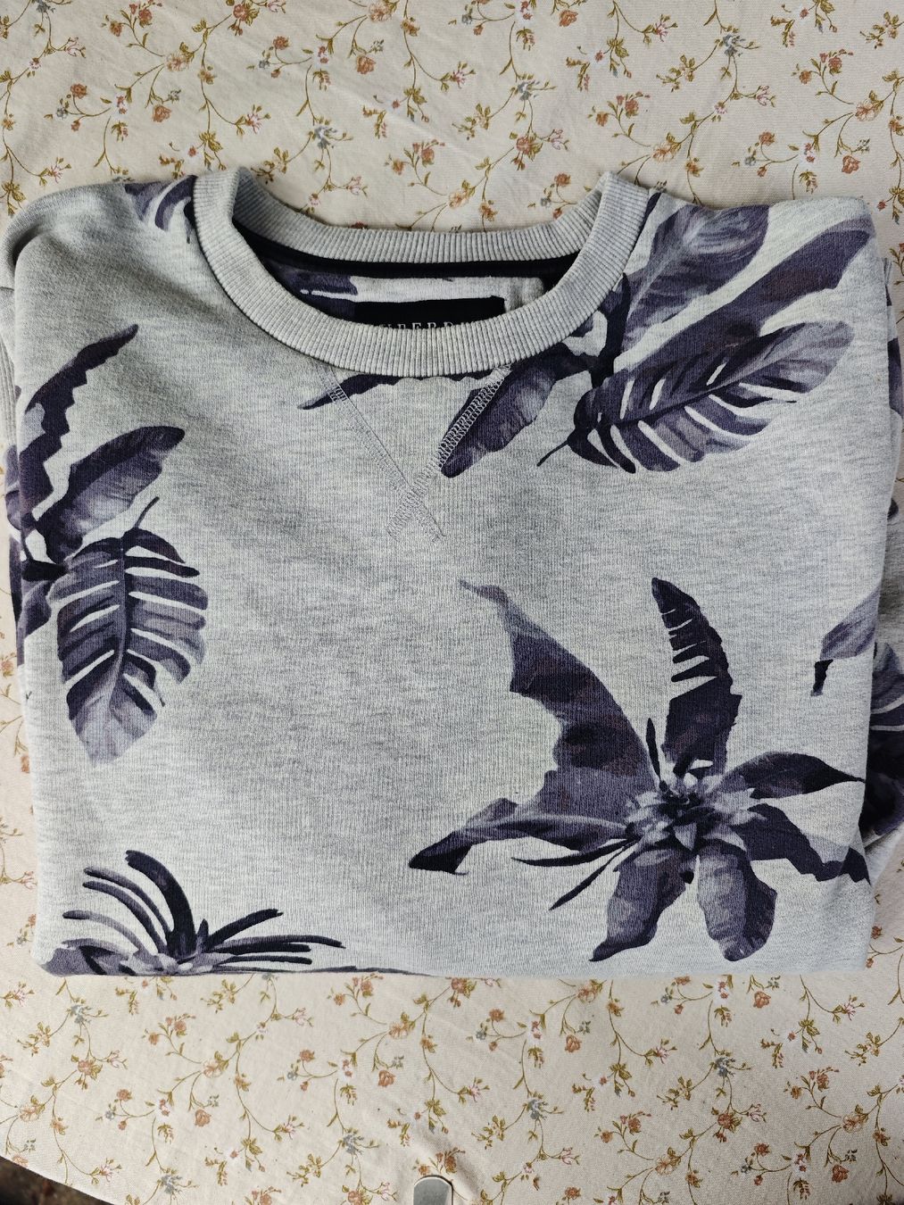 Superdry Pullover & Sweatshirts: Superdry Pullover grau floral Grösse L – Gebraucht aus Zürich von Nate33