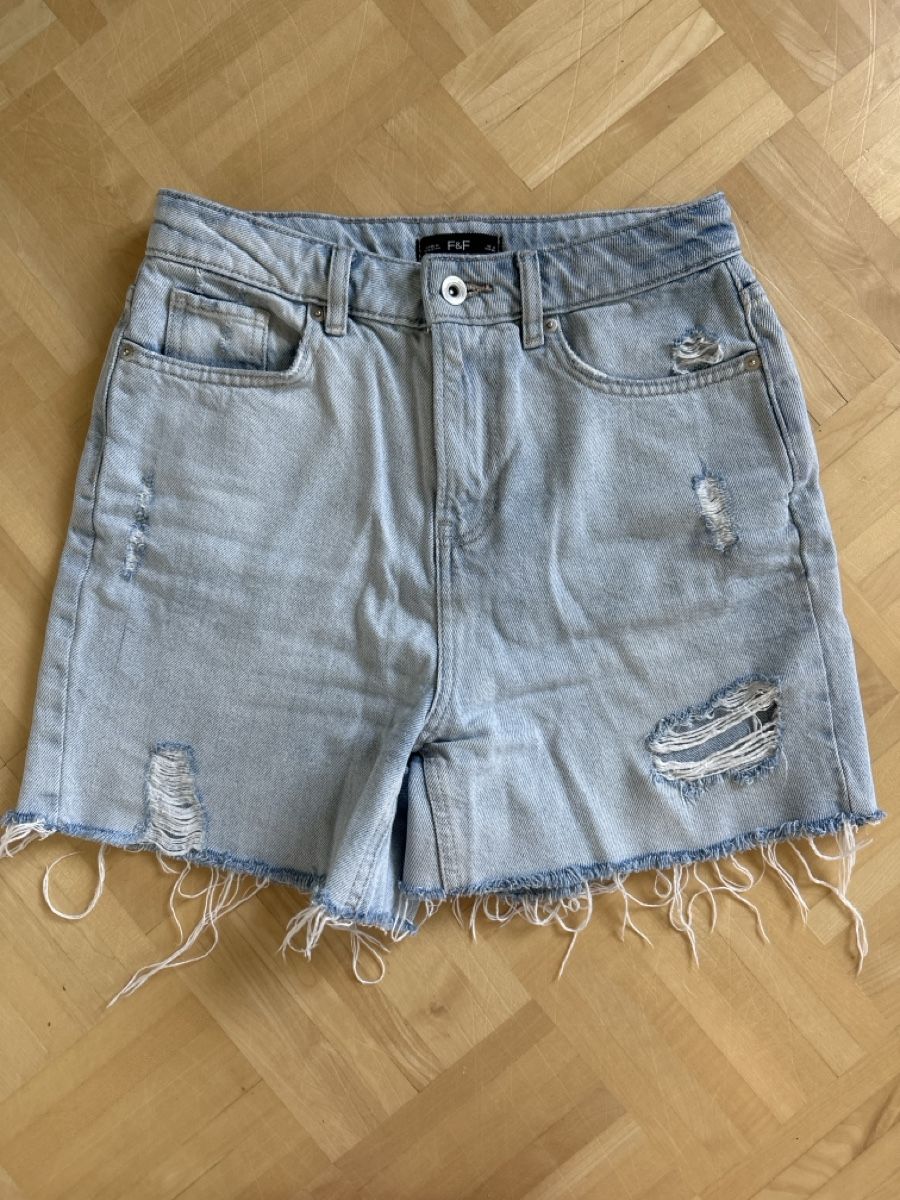 Jeans: Sommer-Jeansshorts Gr. 36 – Usato da St. Gallen venduto da Niky2609