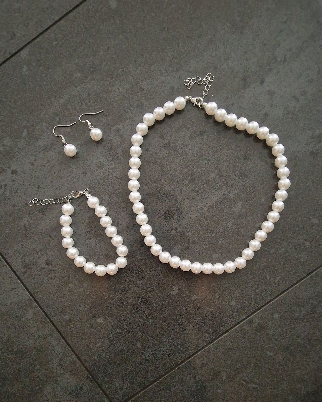 Altri gioielli: Set collana bracciale orecchini perle bianche argentato.  – Nuovo (secondo la descrizione) da Volketswil venduto da agc_th5j