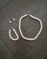 Set collana bracciale orecchini perle bianche argentato. 