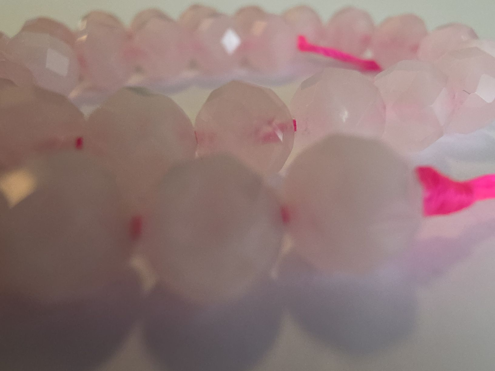Minerali & Pietre curative: Rosenquarz facettiert 6mm. Strang – Nuovo e nell'imballaggio originale da Menziken venduto da Mirager 2