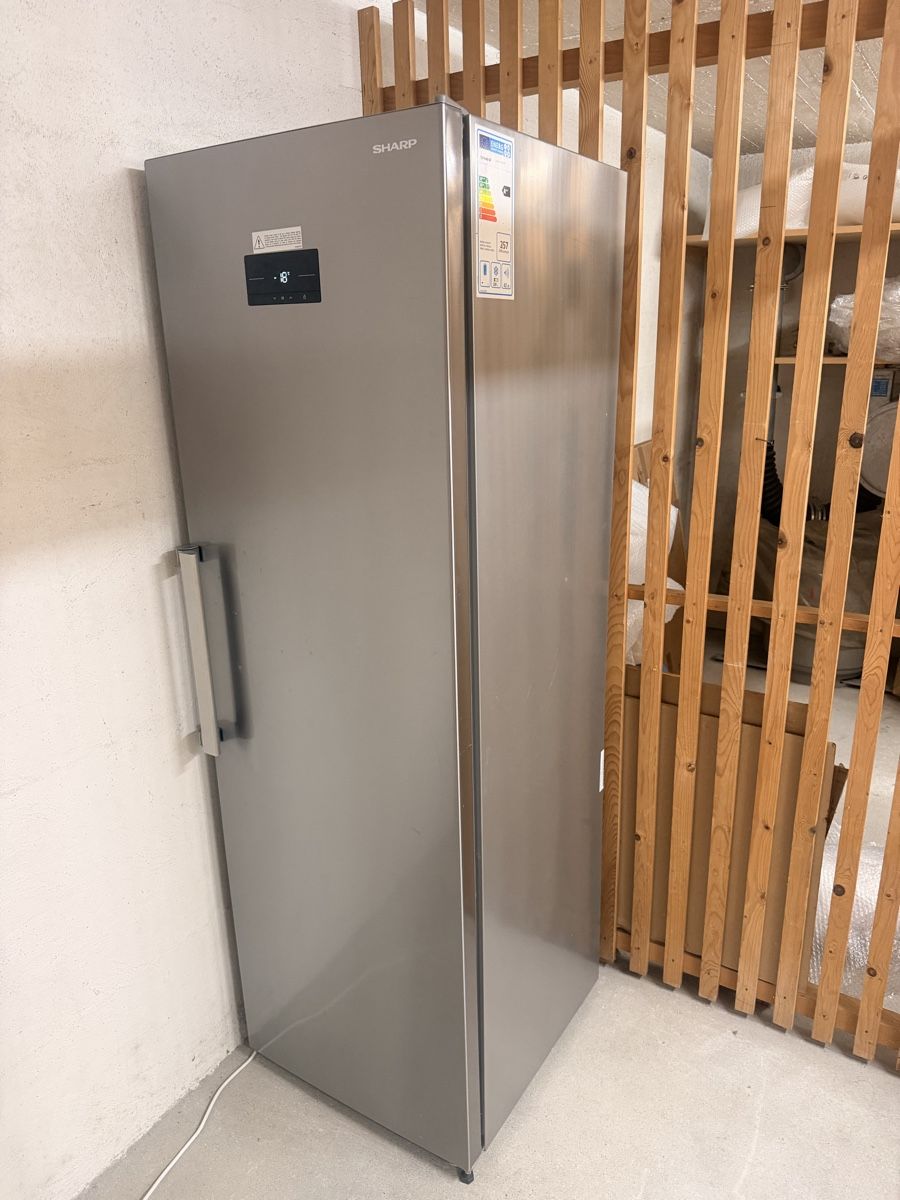 Sharp Congelatori: Freezer Sharp silver 280L good condition – Usato da Zollikon venduto da akshaysehgal
