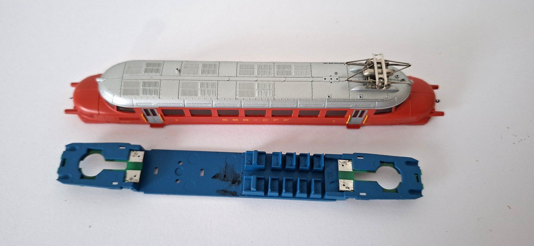 Hobbytrain Modellini di ferrovie: Hobbytrain SBB  Gehäuse usw. roter Pfeil – Difettoso da Biberist venduto da Ntrains