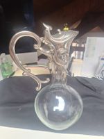 Carafe en verre avec poignée ornementée
