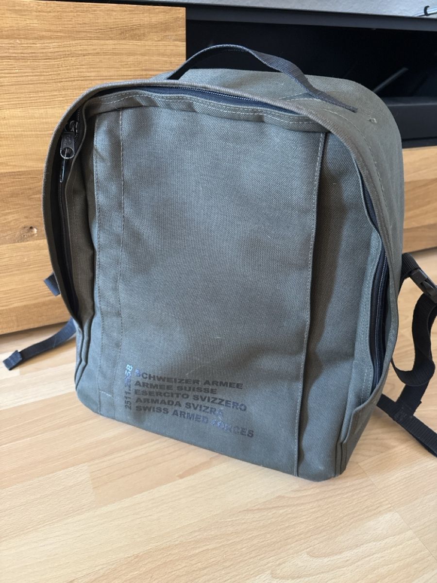 Schweizer Armee Rucksäcke: Tages-Rucksack Schweizer Armee oliv – Gebraucht aus Pfäffikon ZH von Fruchtsaft