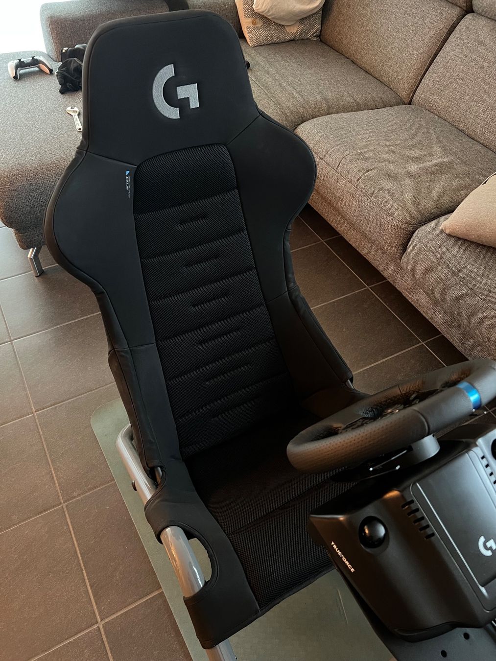 Logitech Controller: Playseat Trophy Logitech Edition + Logitech G923 PC / PS4/5 – Gebraucht aus Strengelbach von  3