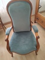 Antiker Stuhl mit hellblauem Bezug, Vintage Möbelstück