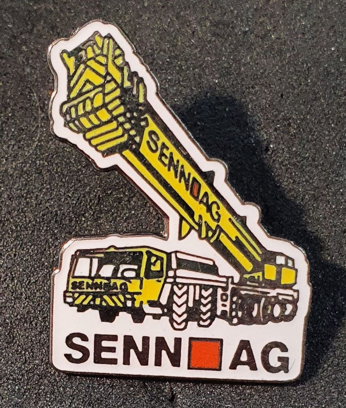 Placchette & Badge: BB979 - Pin SENN AG Pneukran – Usato da Reinach BL venduto da Boston-Verkauf