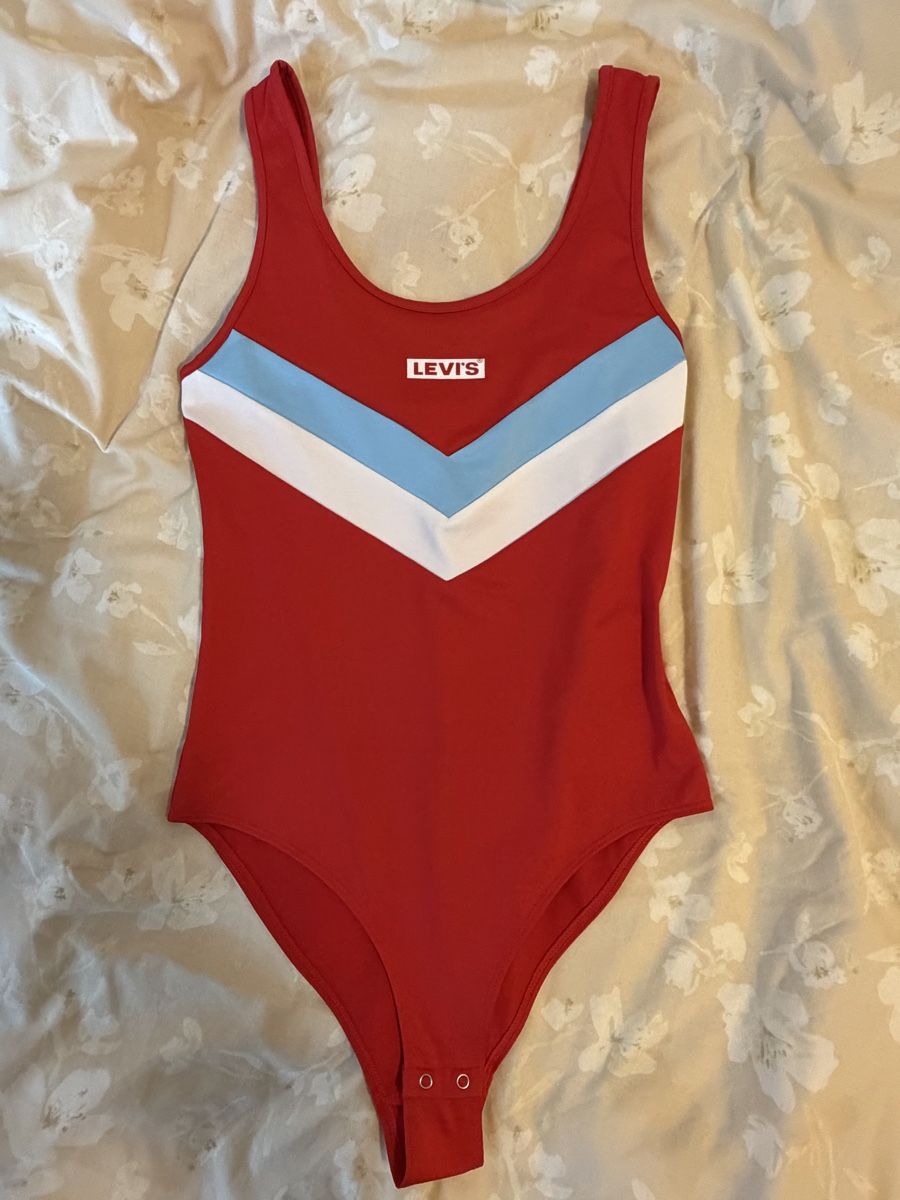 Levi's Chemisiers: Levi’s Red Bodysuit – Neuf (Voir description) à Chambésy par tiffwears7