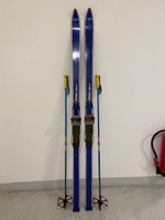 Ski (5 F), Holzski der 1950er Jahre mit Kanten und Stöcken