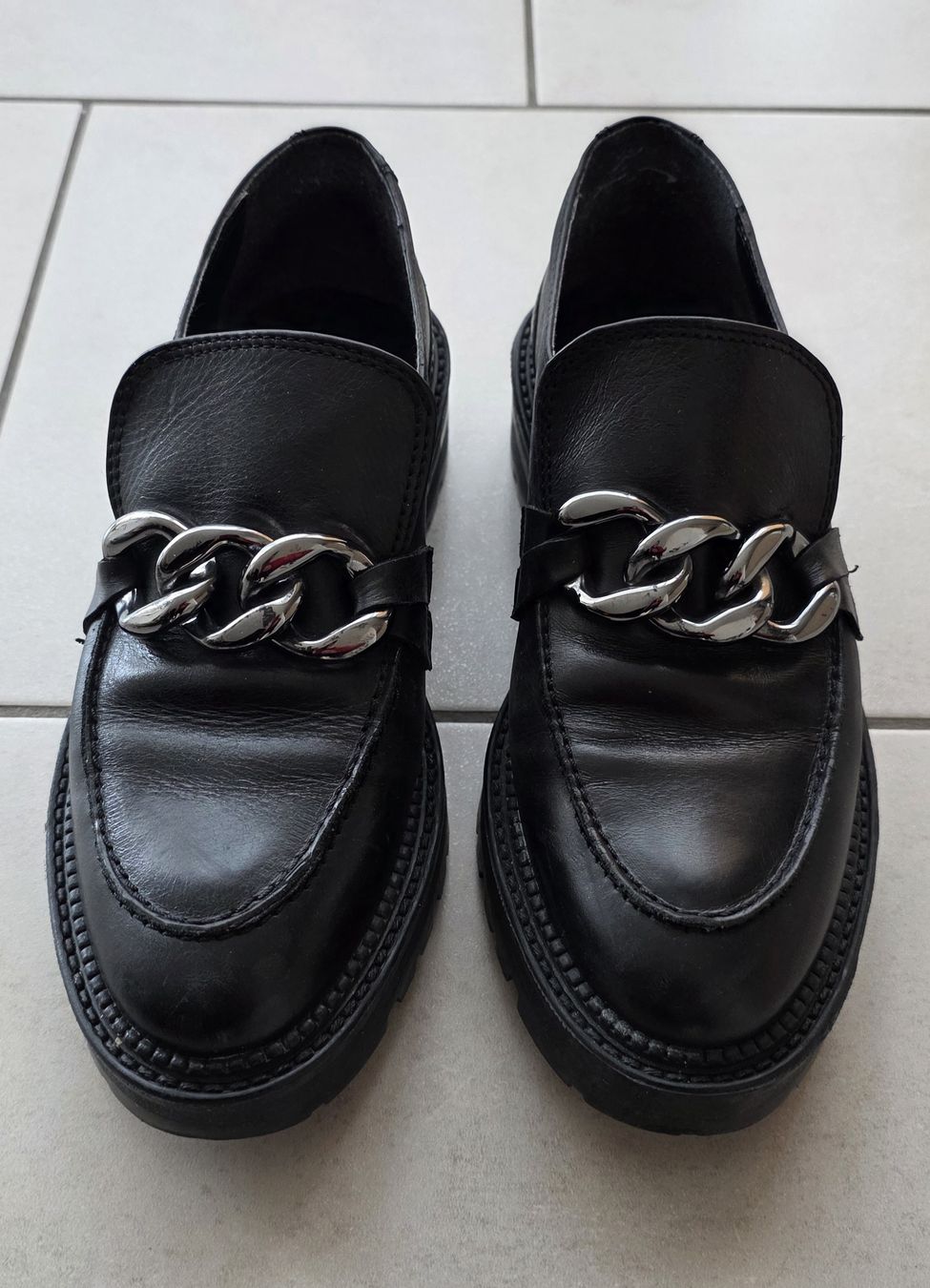 Scarpe da donna: Schwarze Kunstleder Loafer mit Kette, Grösse 38 – Nuovo (secondo la descrizione) da Eschlikon TG venduto da pet_kxn2 1