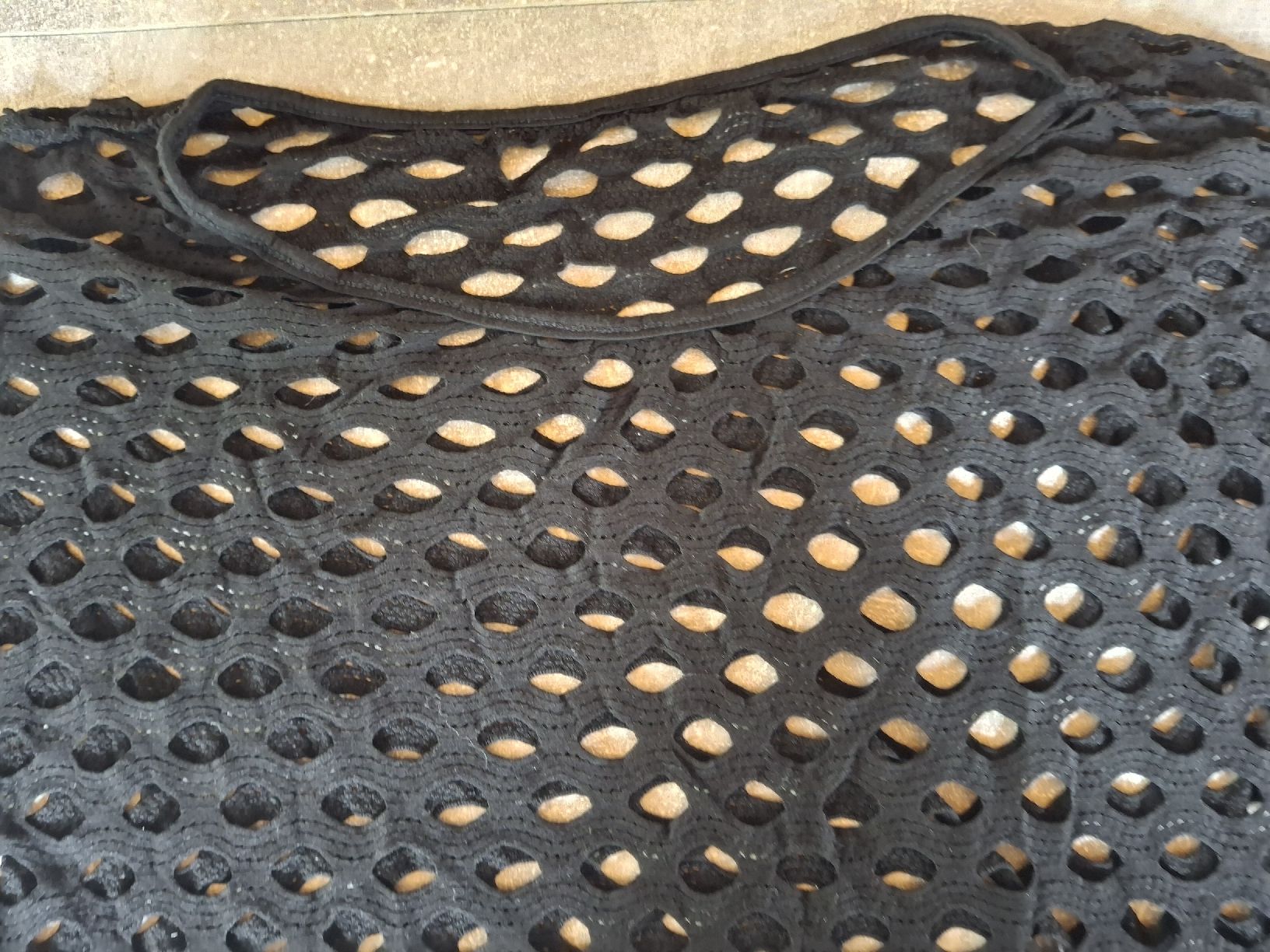 Top: Haut noir très ajouré taille S – Usato da Villiers venduto da san_jn5w 1