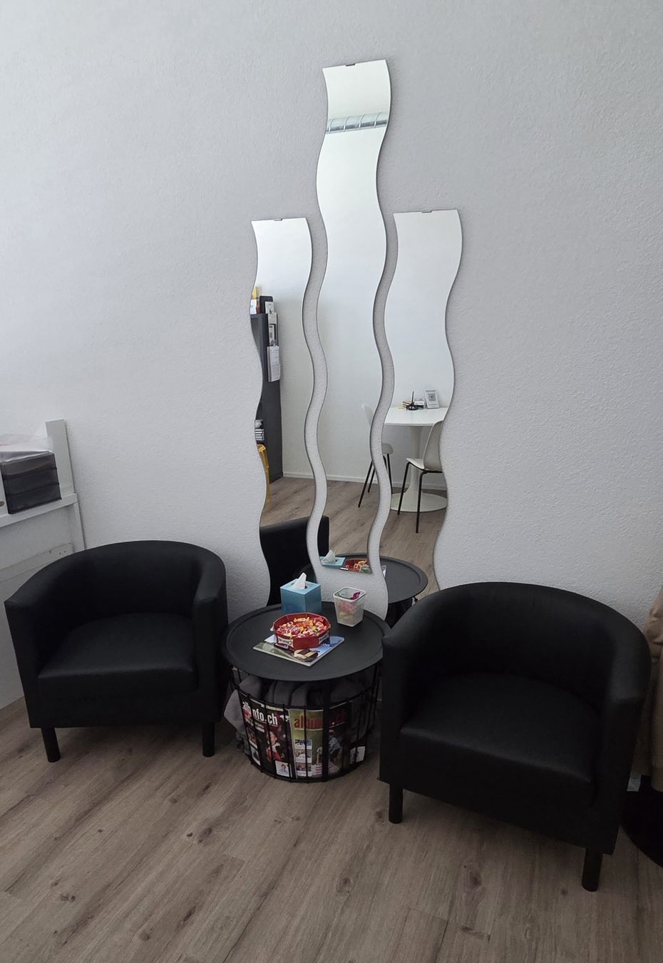 Poltrone: 2 Cocktailsessel mit Drahtkorbtisch – Usato da Schlieren venduto da serious100 2