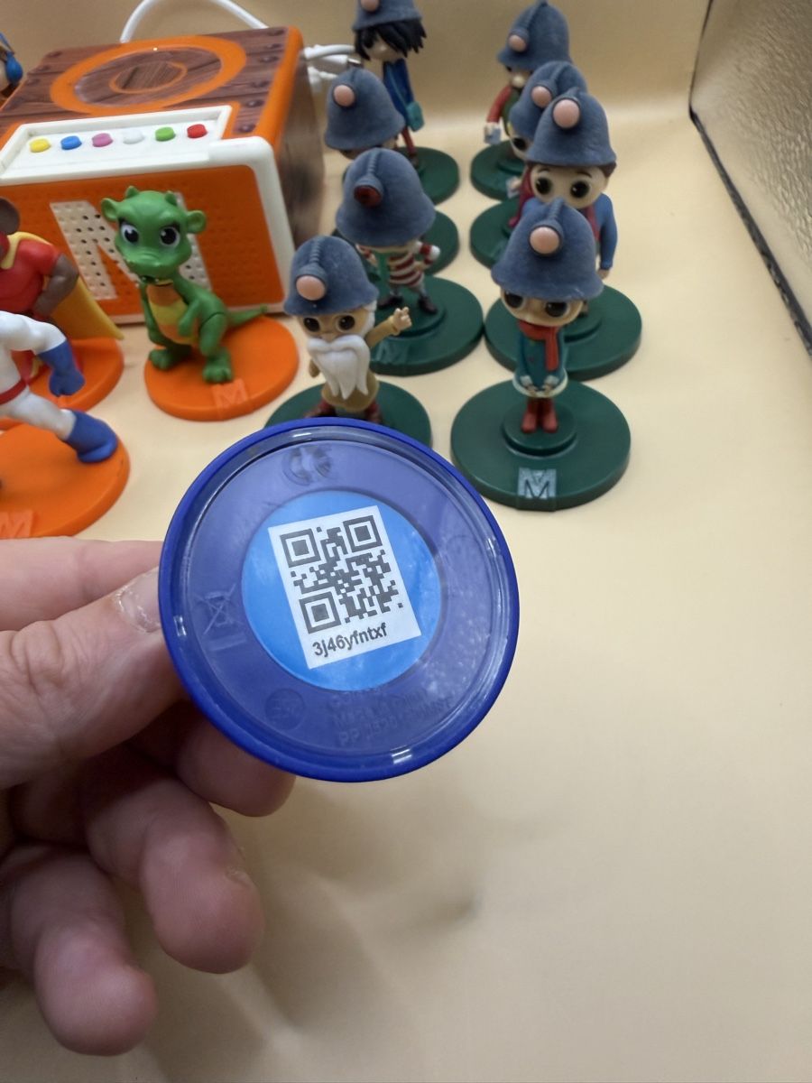 Migros Spielzeuge: Migros Mania: 17 figurines & Box – Gebraucht aus Genève von sho_67qj 7