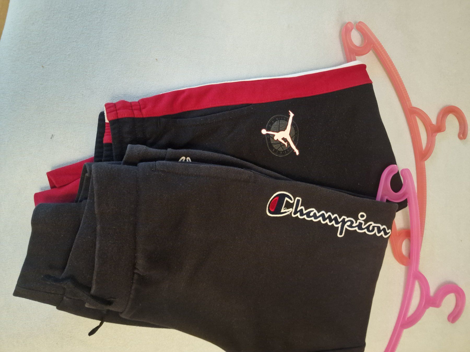 Jordan Pantaloni: Jordan und Champion lange trainerhose – Usato da Urdorf venduto da matteo1985