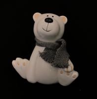 Eisbär aus Ton mit Schal