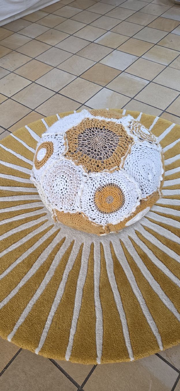 Poltrone: Häkelball Pouf Dekoration Handarbeit Patchwork Optik neu – Nuovo (secondo la descrizione) da Busswil BE venduto da Angy1974