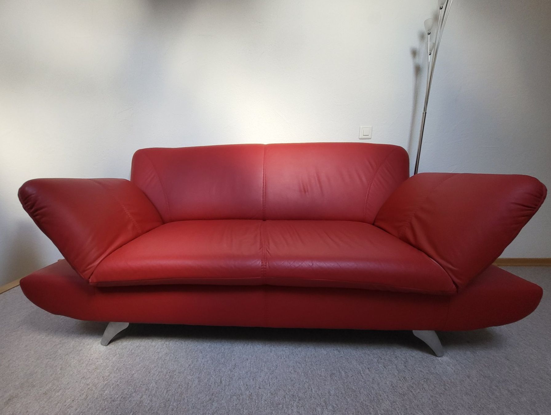 Divani: Rotes Ledersofa 2-Sitzer, Top Zustand – Usato da Gutenswil venduto da Nadira_ch