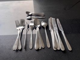 Besteck Set: Messer, Gabel, Löffel. Edelstahl guter Zustand