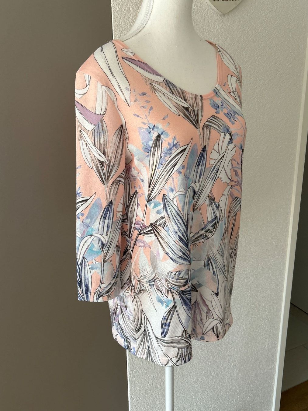 T-shirt: 3/4 Arm Shirt lachsfarbig mit Blumenmuster – Usato da Brunnen venduto da Nala2929 1