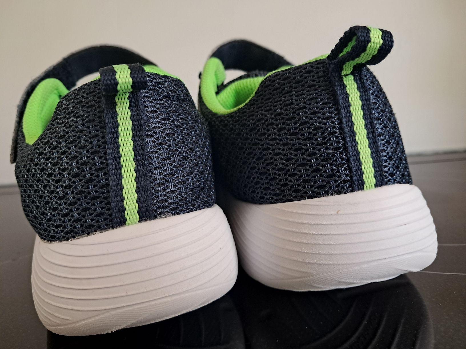 Skechers Schuhe für Jungen: Hallenschuhe Sketchers Gr. 38 – Gebraucht aus Winterthur von fabelwin 1