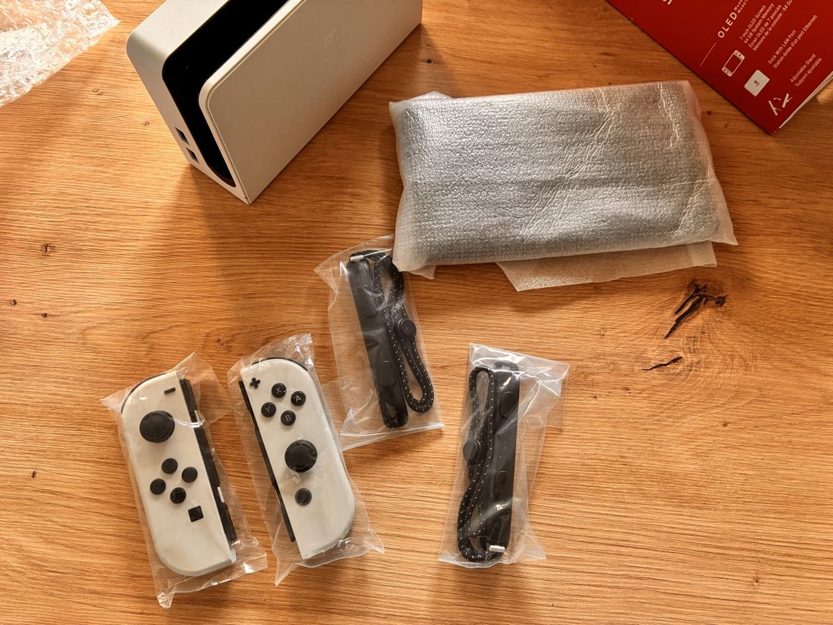Nintendo Console: Nintendo Switch OLED Weiss Wie Neu – Usato da Möriken AG venduto da mat_qk5v 4
