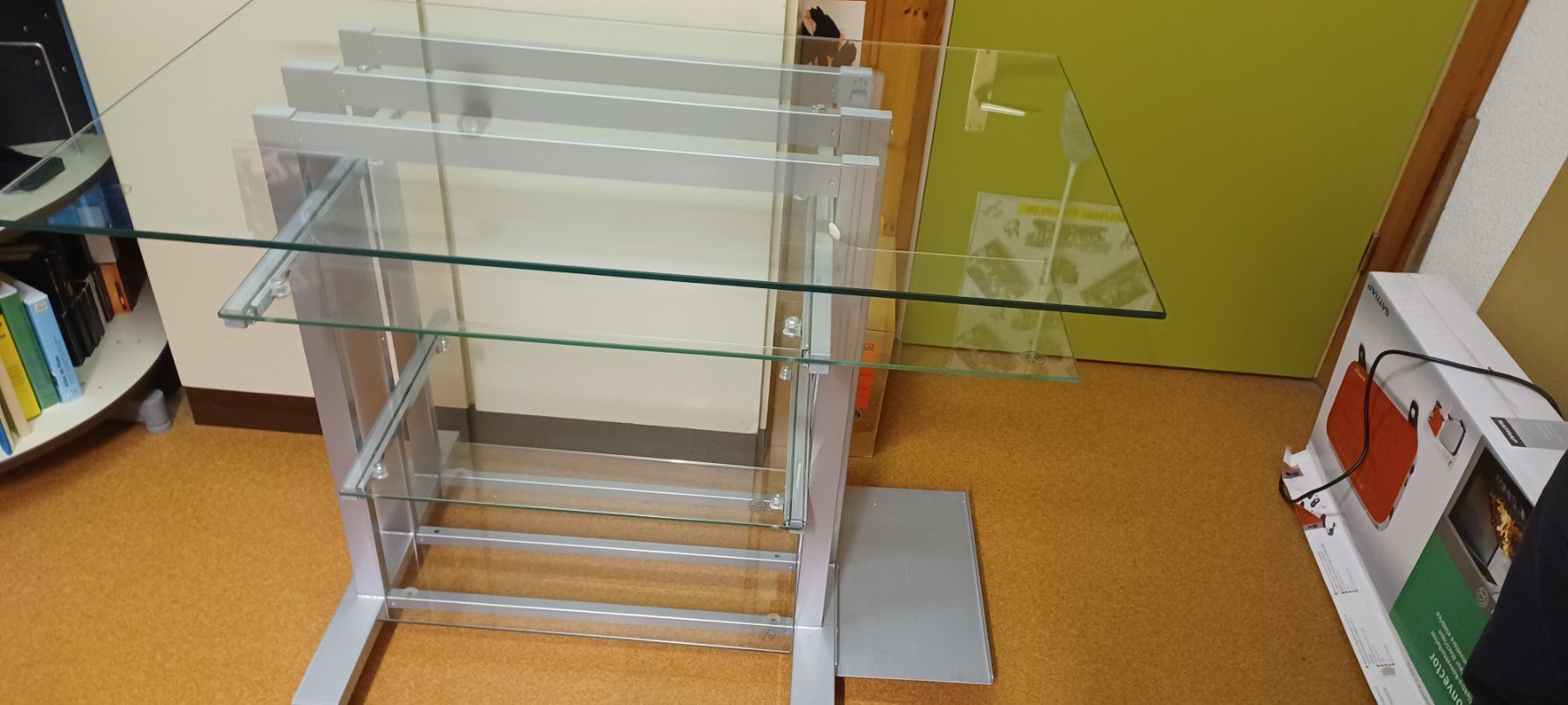Scrivanie: Computertisch Glas, mit Rollen – Usato da Märstetten venduto da Gwundrig01 6