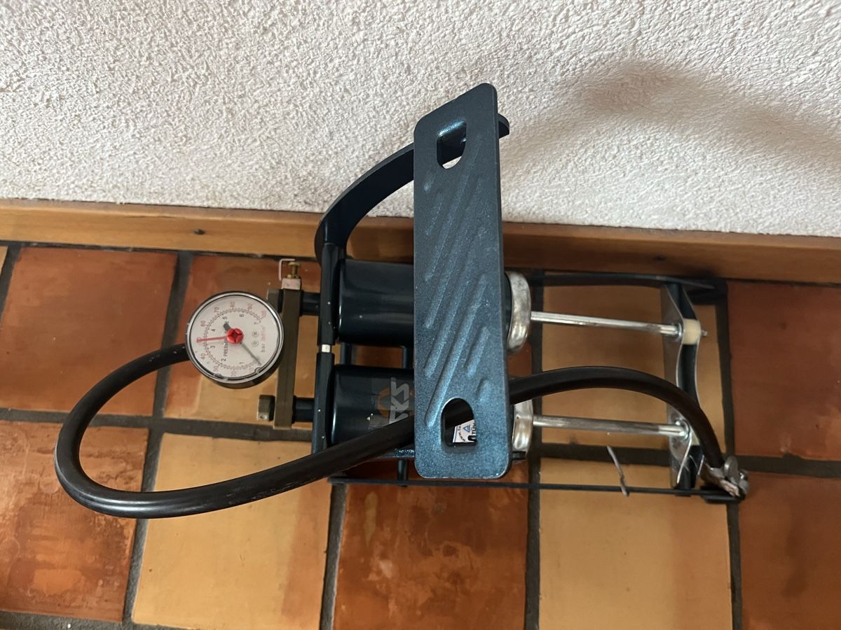 Sks Pompe: Pompe double cylindre avec manomètre – Usato da Chézard-St-Martin venduto da iva_xw8z 1